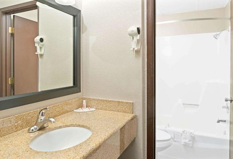 호텔 Super 8 By Wyndham Walnut