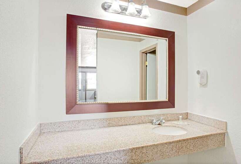 هتل Super 8 By Wyndham Williamsburg/historic Area