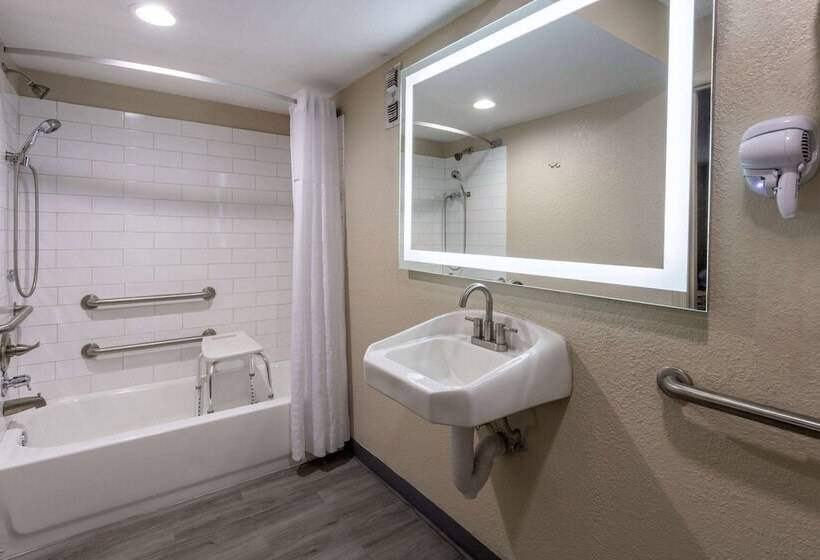 هتل Super 8 By Wyndham Williamsburg/historic Area