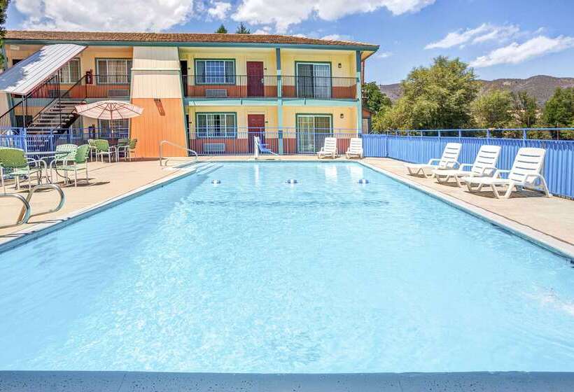 فندق Super 8 By Wyndham Yreka