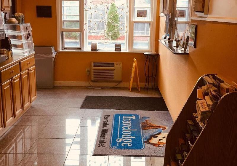 فندق Travelodge By Wyndham Bay Shore Long Island