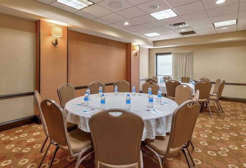 Отель Wyndham Garden Kansas City Airport