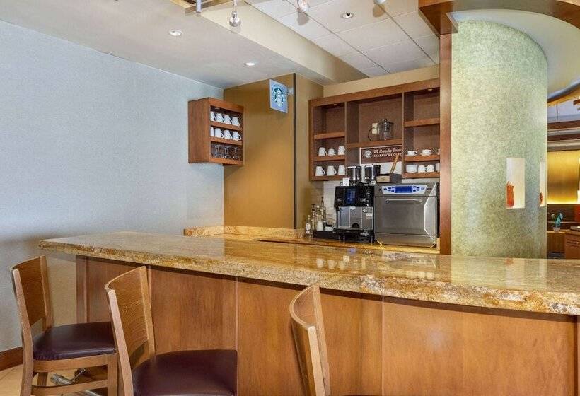 Отель Wyndham Garden Kansas City Airport