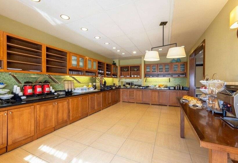 Отель Wyndham Garden Kansas City Airport