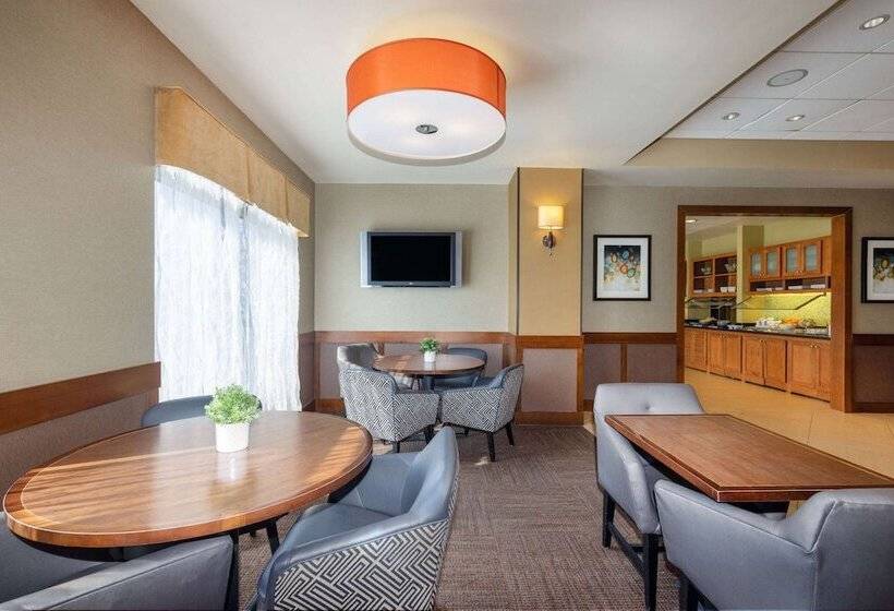 Отель Wyndham Garden Kansas City Airport