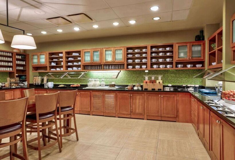 Отель Wyndham Garden Kansas City Airport