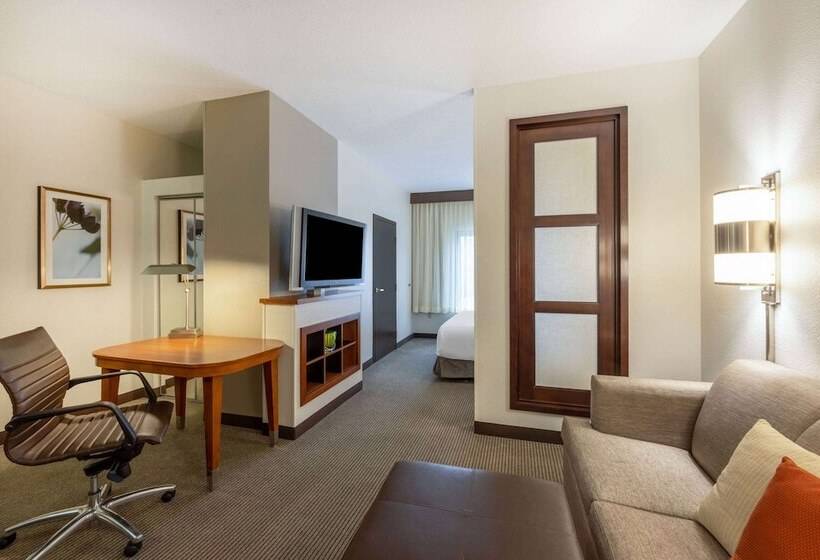 Отель Wyndham Garden Kansas City Airport