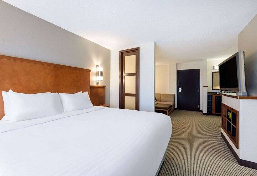 Отель Wyndham Garden Kansas City Airport