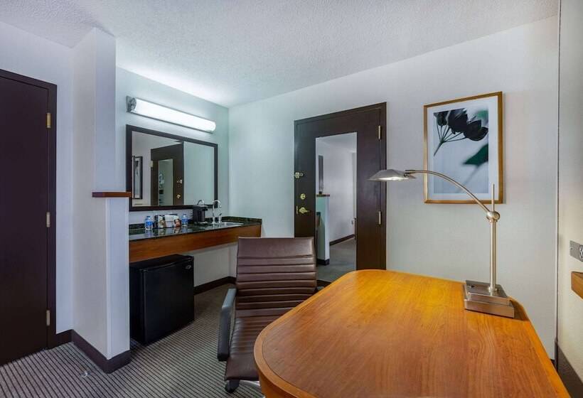 Отель Wyndham Garden Kansas City Airport