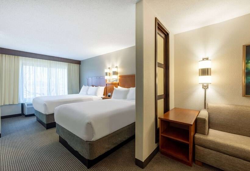 Отель Wyndham Garden Kansas City Airport