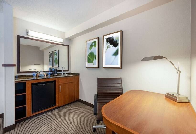 Отель Wyndham Garden Kansas City Airport