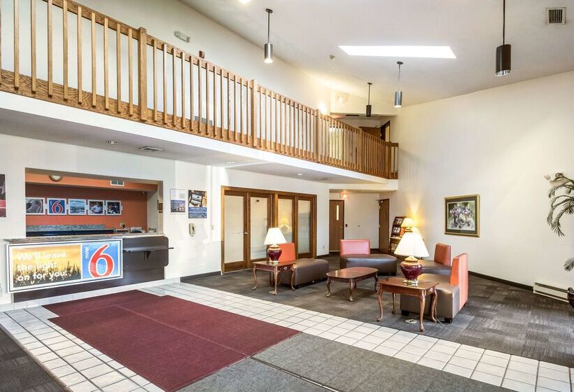 Motel 6 Saukville, Wi