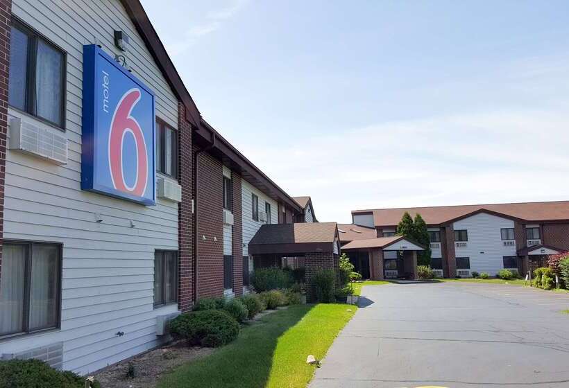 Motel 6 Saukville, Wi