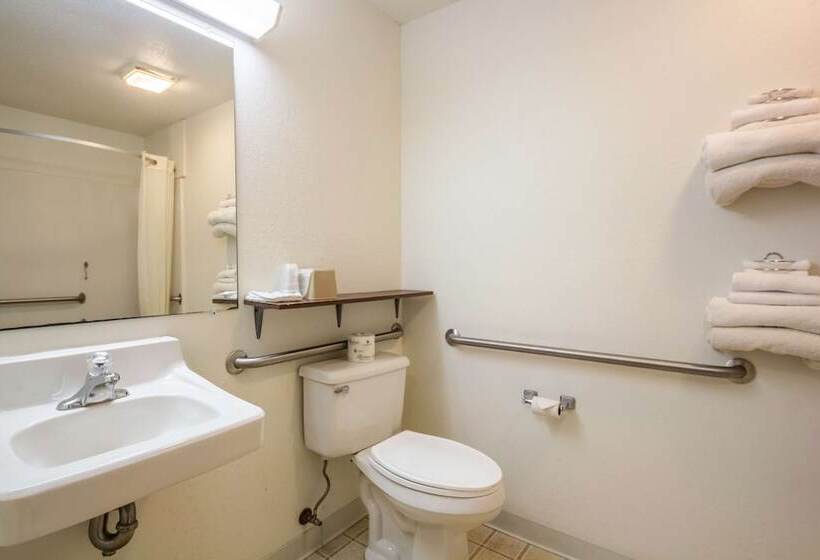 Motel 6 Saukville, Wi