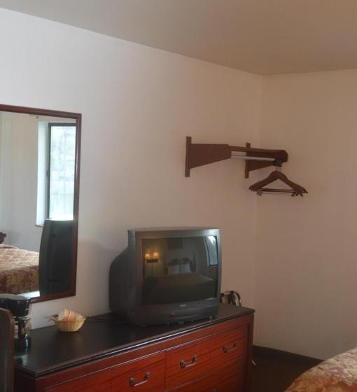 فندق على الطريق American Elite Inn