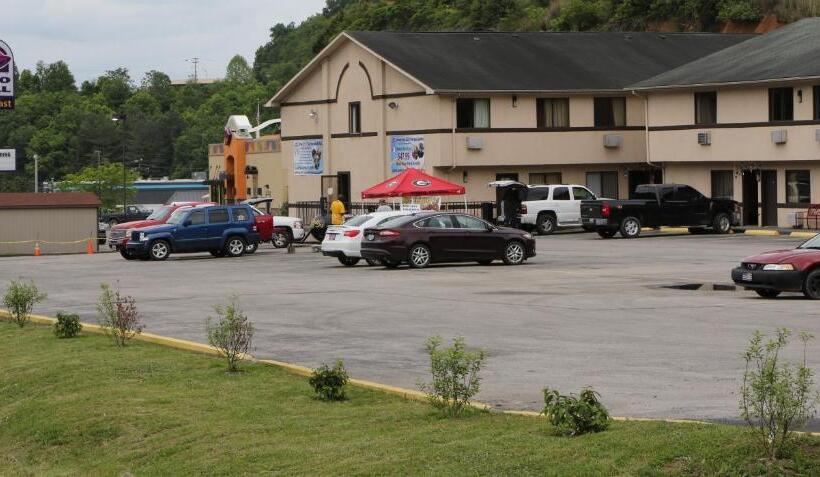 فندق على الطريق American Elite Inn