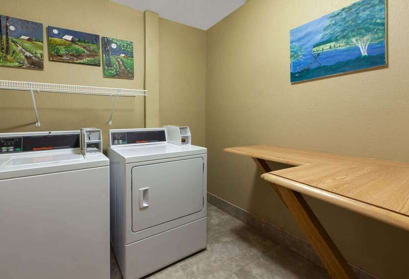 فندق على الطريق Americinn By Wyndham Petoskey