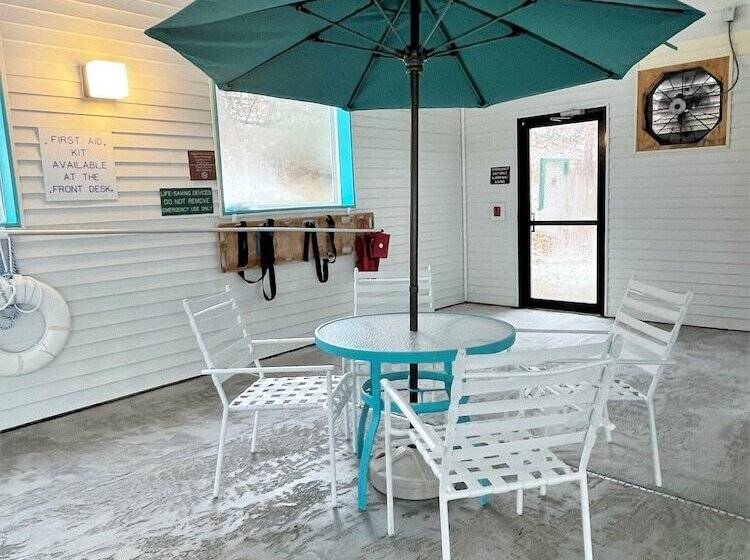 فندق على الطريق Americinn By Wyndham Petoskey