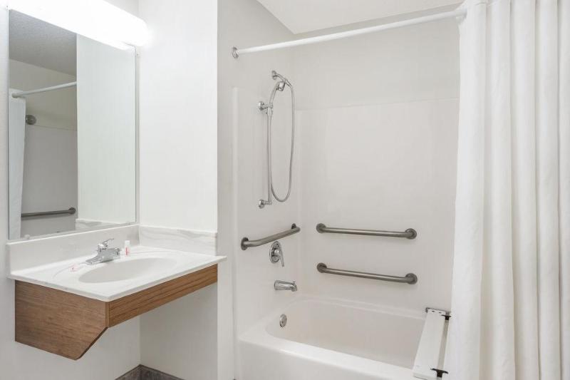 فندق على الطريق Americinn By Wyndham Columbus Wisconsin