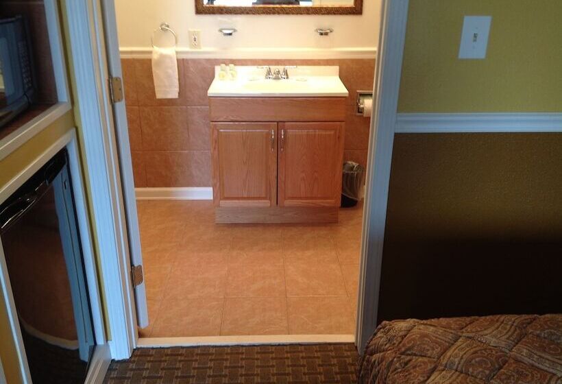 فندق على الطريق Colonial Inn & Suites /airport/graceland