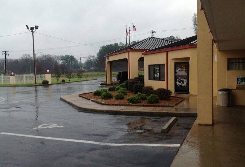 فندق على الطريق Colonial Inn & Suites /airport/graceland