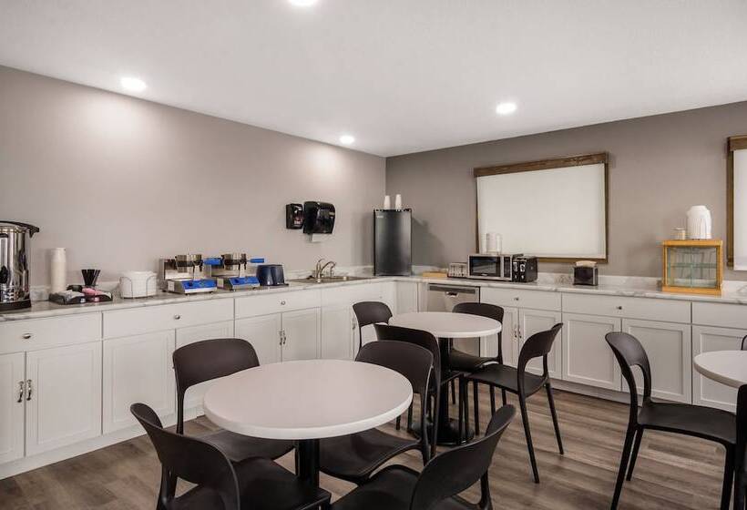 فندق على الطريق Econo Lodge Scottsbluff