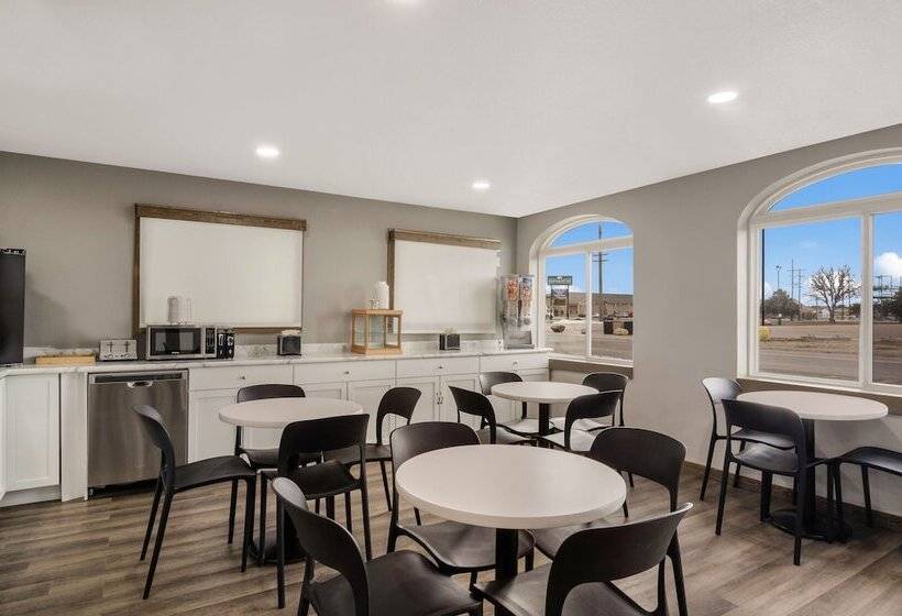 فندق على الطريق Econo Lodge Scottsbluff