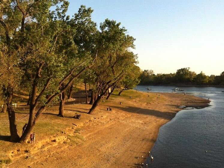 فندق على الطريق Executive Inn & Suites Sacramento