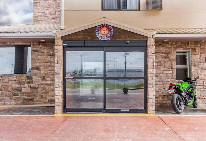 فندق على الطريق Quality Inn