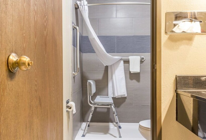 فندق على الطريق Quality Inn