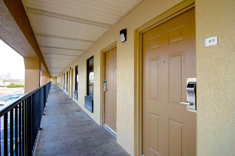 فندق على الطريق Quality Inn