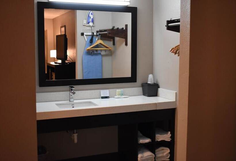 فندق على الطريق Quality Inn