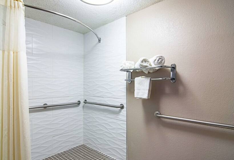 فندق على الطريق Quality Inn