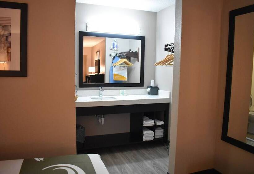 فندق على الطريق Quality Inn