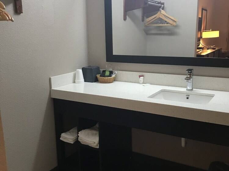 فندق على الطريق Quality Inn