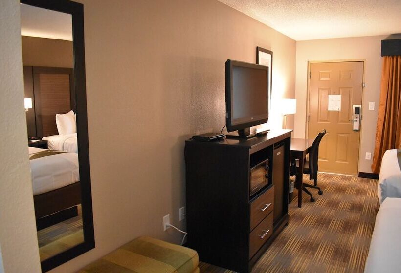 فندق على الطريق Quality Inn