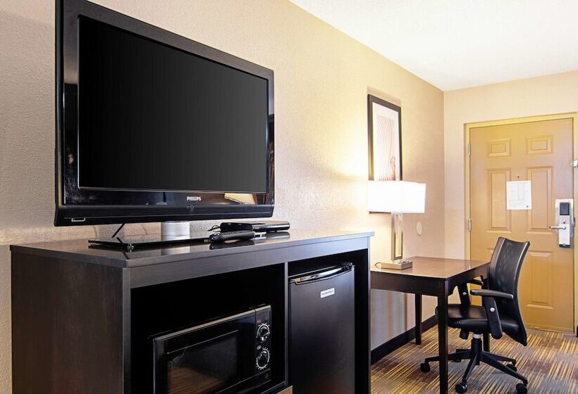 فندق على الطريق Quality Inn