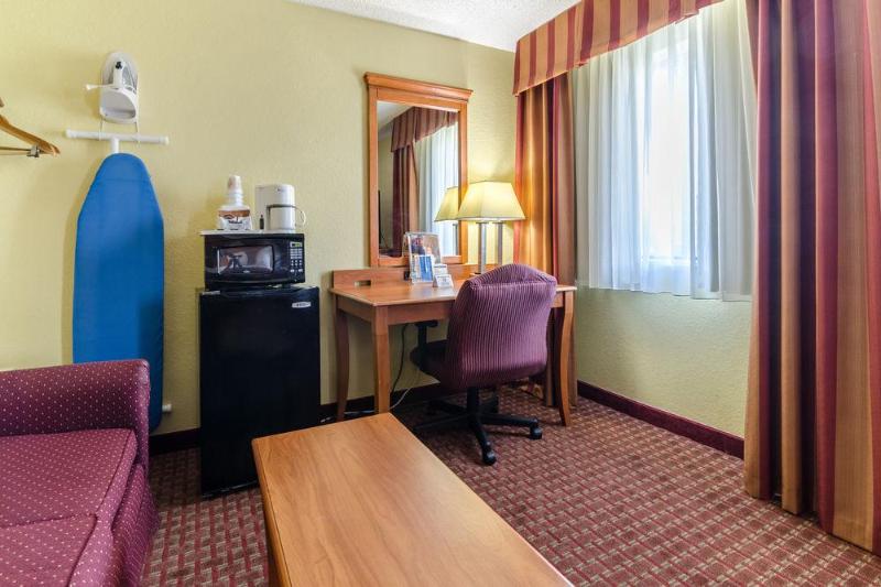 فندق على الطريق Rodeway Inn & Suites Jacksonville Near Camp Lejeune