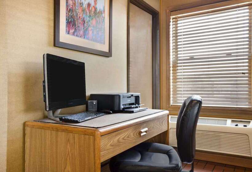 فندق على الطريق Super 8 By Wyndham Alton