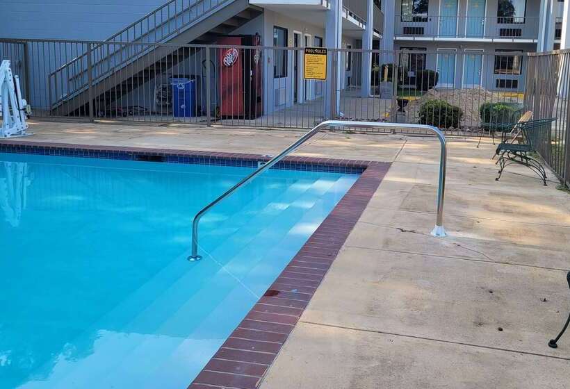 فندق على الطريق Super 8 By Wyndham Arkadelphia Caddo Valley Area