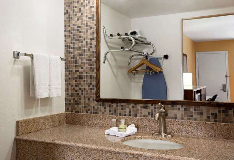 Мотель Super 8 By Wyndham Austin Downtown/capitol Area