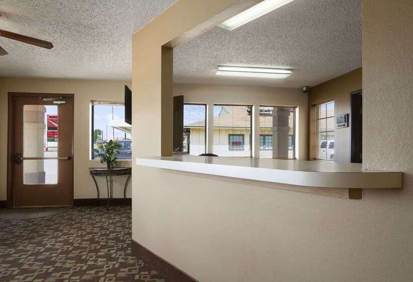 فندق على الطريق Super 8 By Wyndham Blackwell