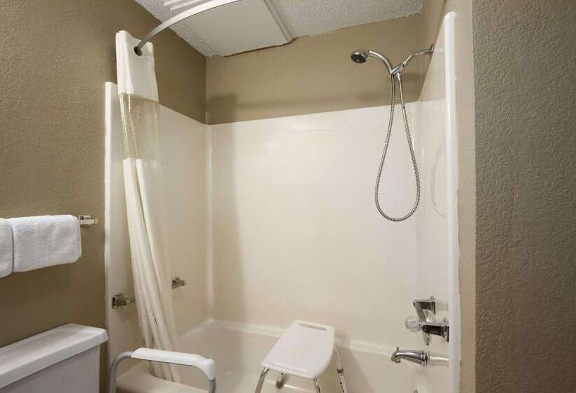 فندق على الطريق Super 8 By Wyndham Blackwell