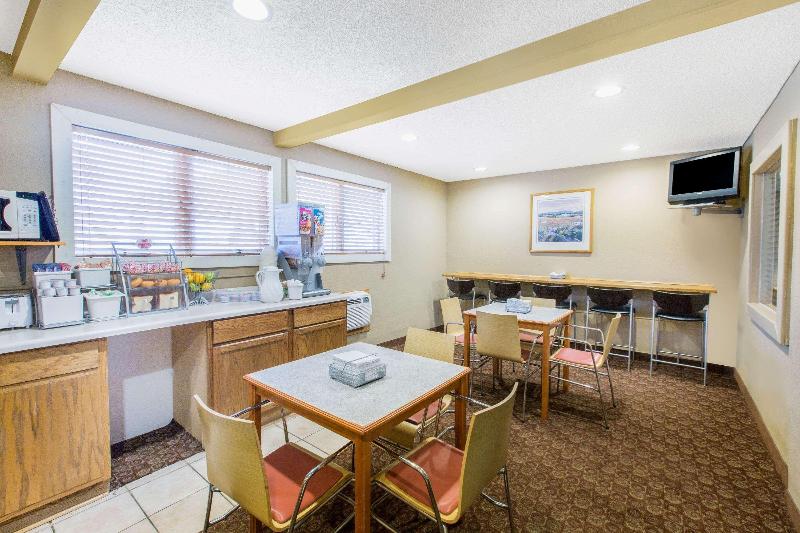 فندق على الطريق Super 8 By Wyndham Blue Earth