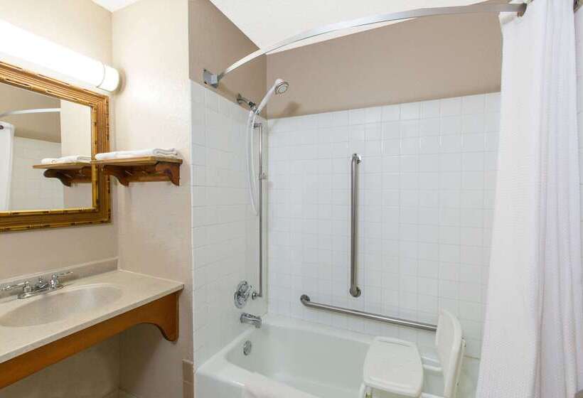 فندق على الطريق Super 8 By Wyndham Blue Earth