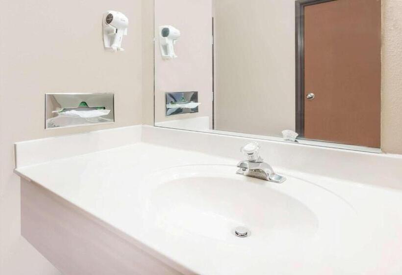 Мотель Super 8 By Wyndham Bolivar