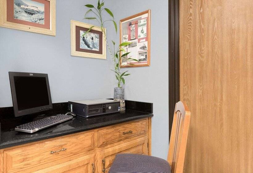 فندق على الطريق Super 8 By Wyndham Boone