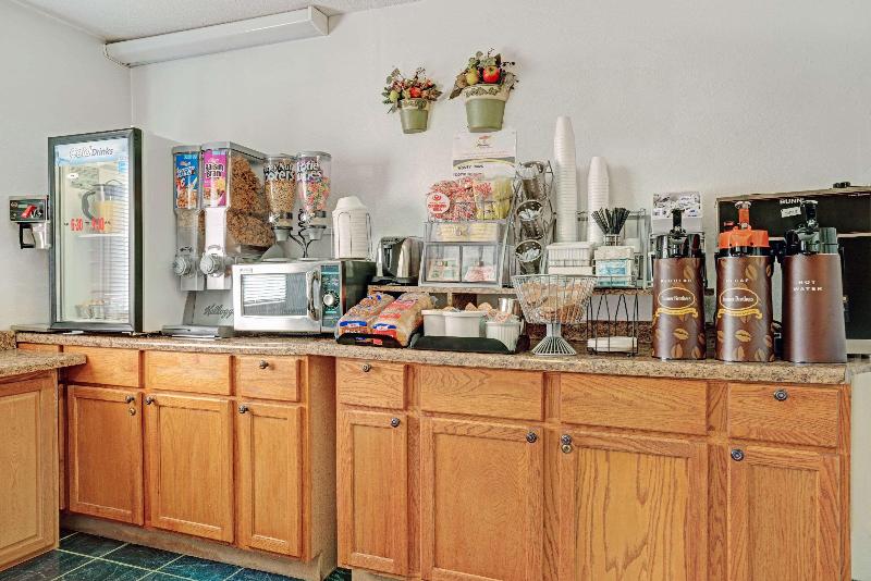 فندق على الطريق Budget Host Inn Buffalo