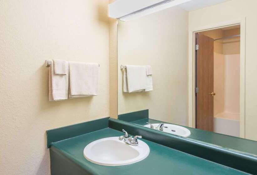 فندق على الطريق Super 8 By Wyndham Centervillerichmond