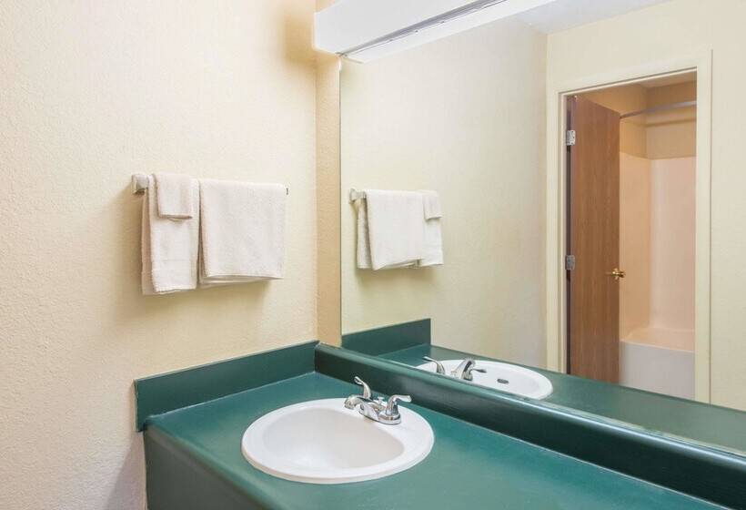 فندق على الطريق Super 8 By Wyndham Centervillerichmond